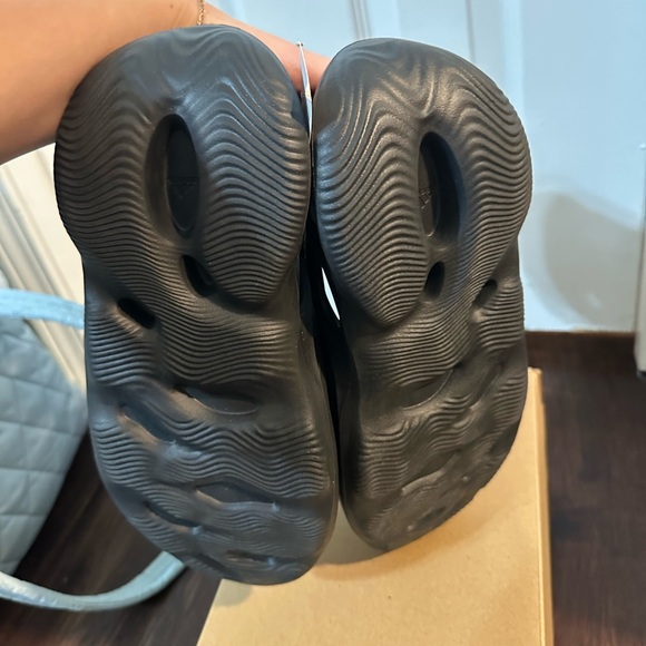 YEEZY RNR FOAM - Picture 3 of 4